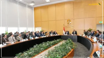 لتسريع وتيرة العمل.. وزير الإسكان ورئيس العربية للتصنيع يتابعان آخر مستجدات تنفيذ مشروعات حياة كريمة 1